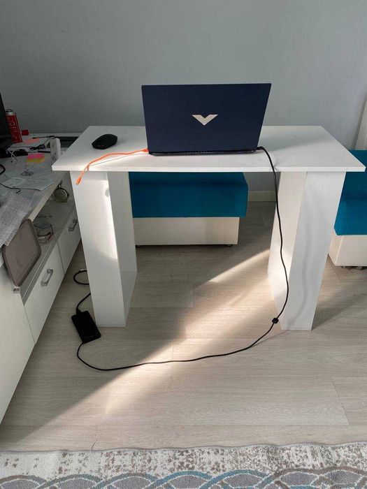 Стол белый продам срочно!