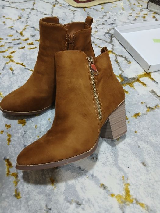 Yotoqxonada yalangoch qiz