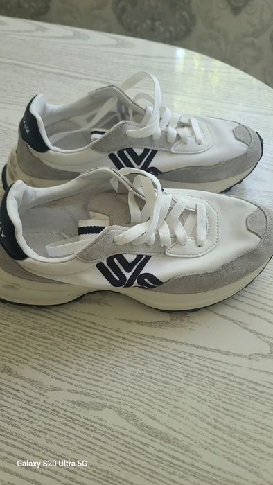 Продаётся кроссовка