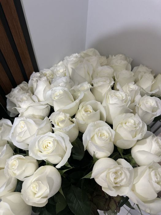 Продается шикарные белые розы длиной 80см