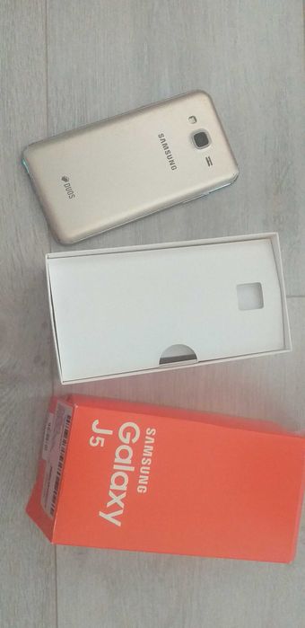 Galaxy J5 цена 80лв. с пукнато стъкло