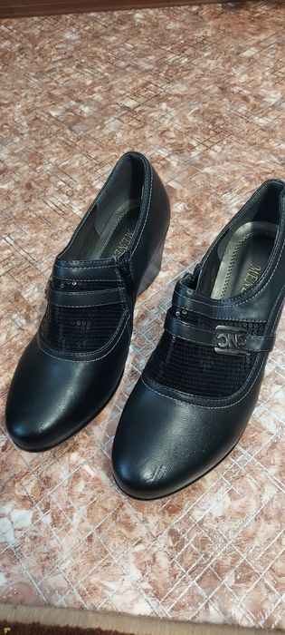 Продам женскую обувь