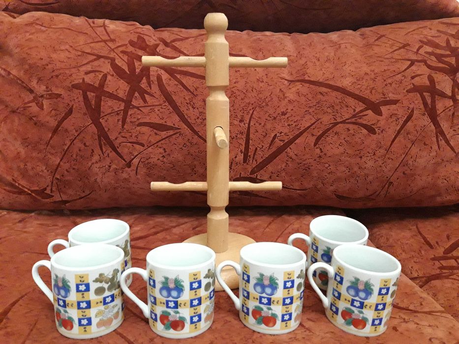 Продавам НОВ комплект ЧАШИ ЗА КАФЕ, 6 броя + поставка