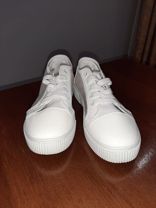 Кроссовки новые размер 36