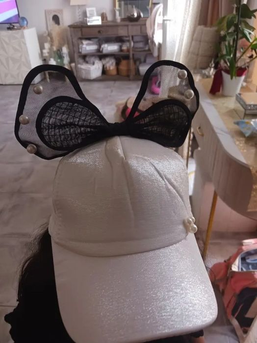 Детски шапки с козирка и панделки