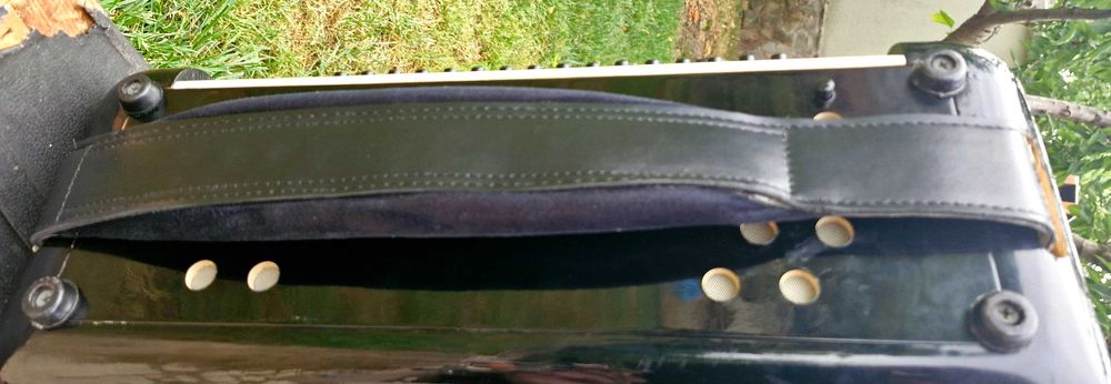 Vând acordeon Parrot cu 80 de basi  negru