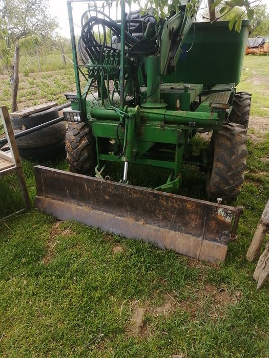 Dumper cu brat escavat și lamă nivelare