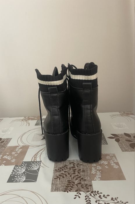 Продавам дамски боти