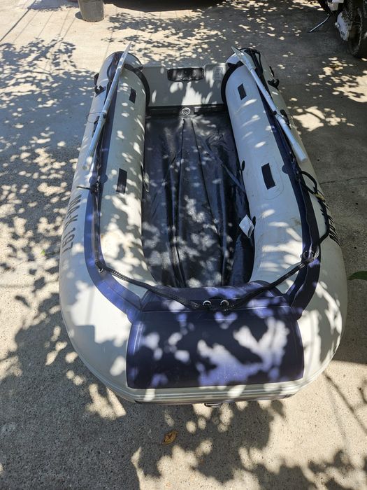 Barca cu motor evinrude