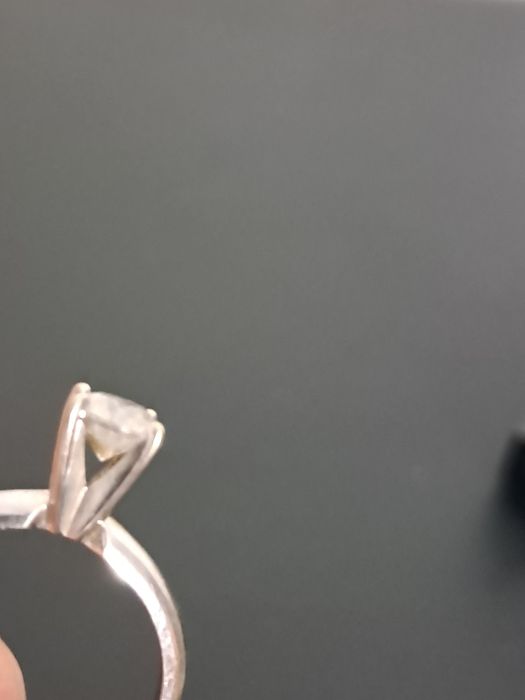 Диамантен пръстен със бяло злато.