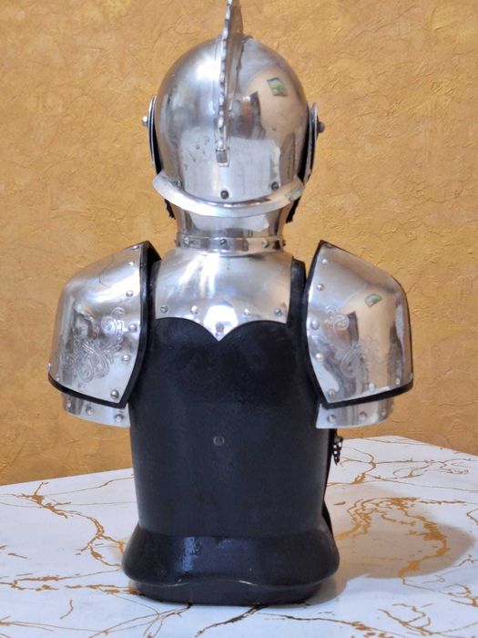 Продам антикварный мини бар в виде рыцаря