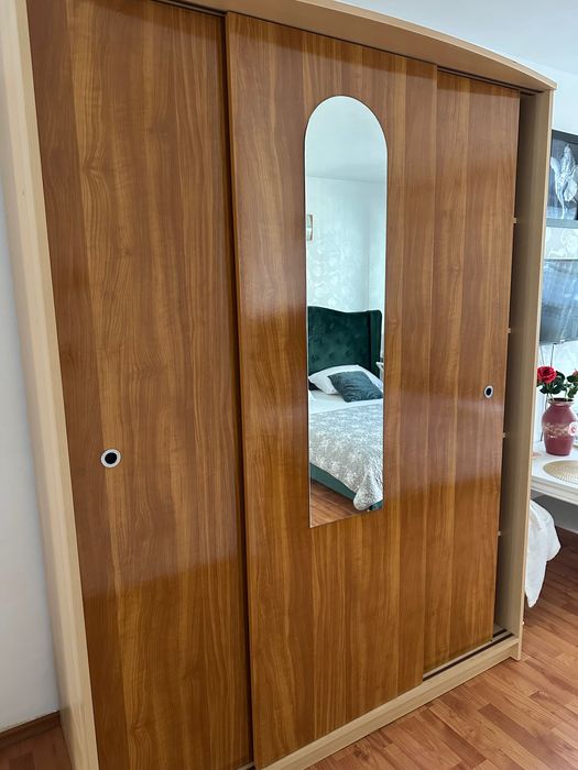 Vand  dulap cu oglinda ,cu usi culisante in Baile -Herculane