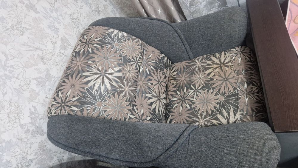 Продам диван с двумя креслами срочно