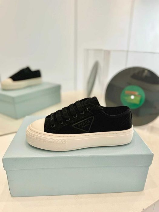 Aduc pe comanda Adidasi PRADA orice model