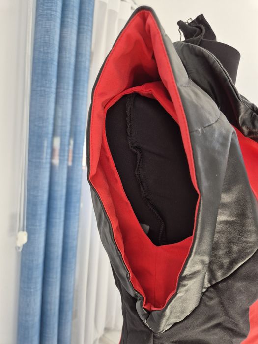 Дамска рокля в черно и коралови.