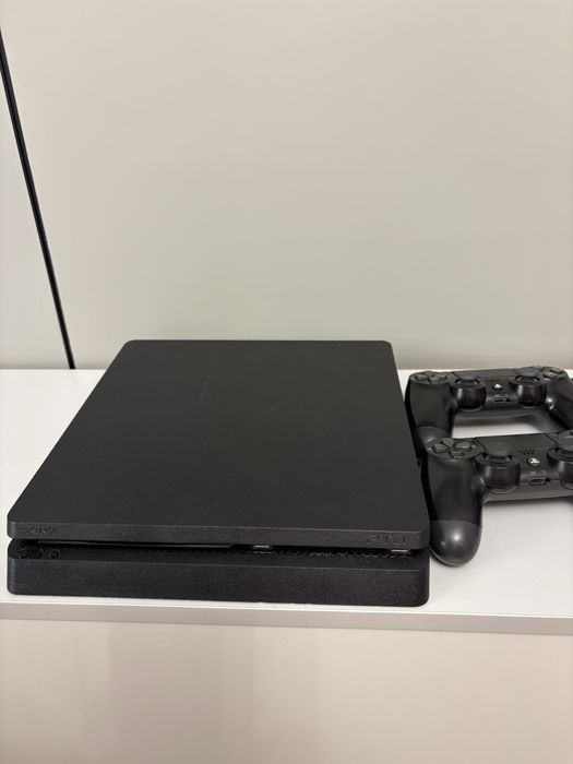 PlayStation 4 Slim + геймпад и диски