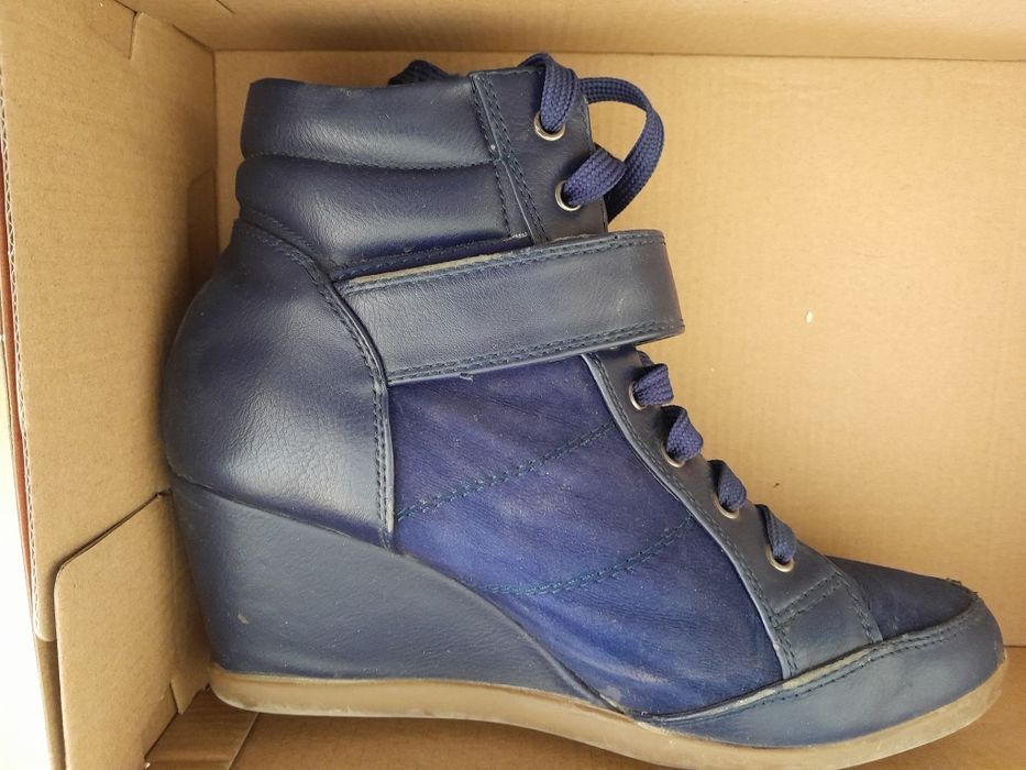 Продавам дамски боти спортни