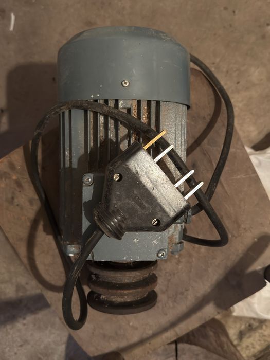 Трифазен двигател