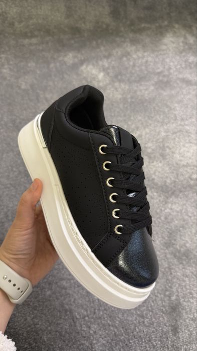 Кроссовки женские