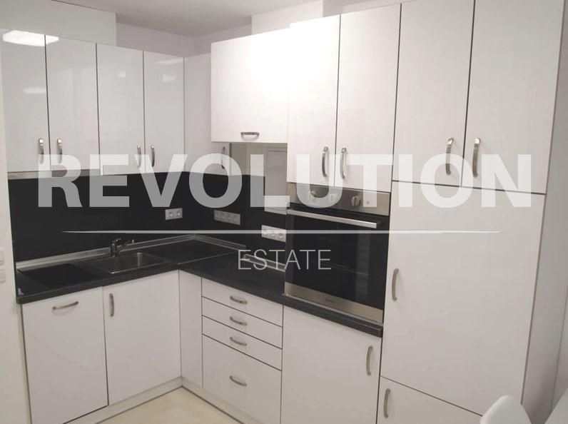 Дава се под наем Едностаен апартамент в Варна, Център - 40 кв.м за 550 € - Снимка #1