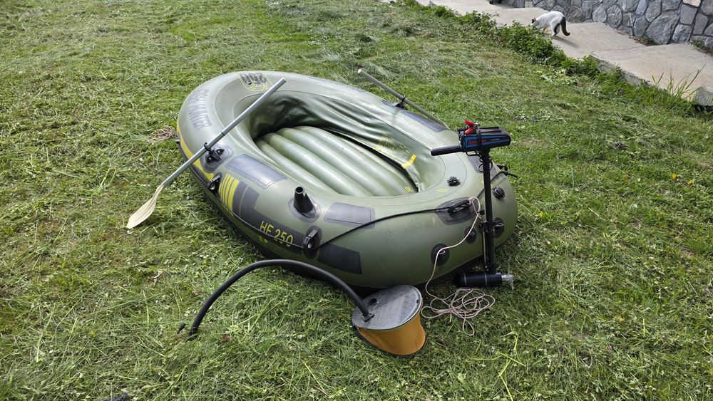 Vând barcă gonflabila cu motor electric 12 v