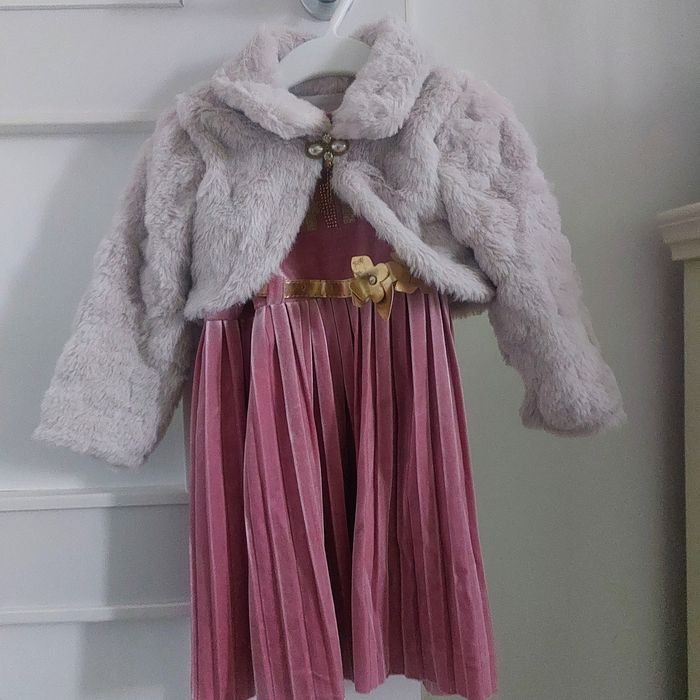 Rochie catifea cu capa blana 3- 4 ani