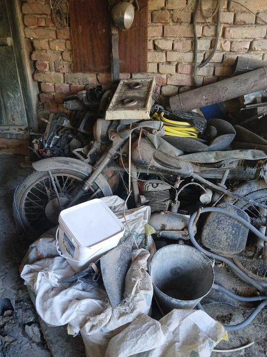 Подават се мотори ява на снимката. Моторите са ява и симсон.