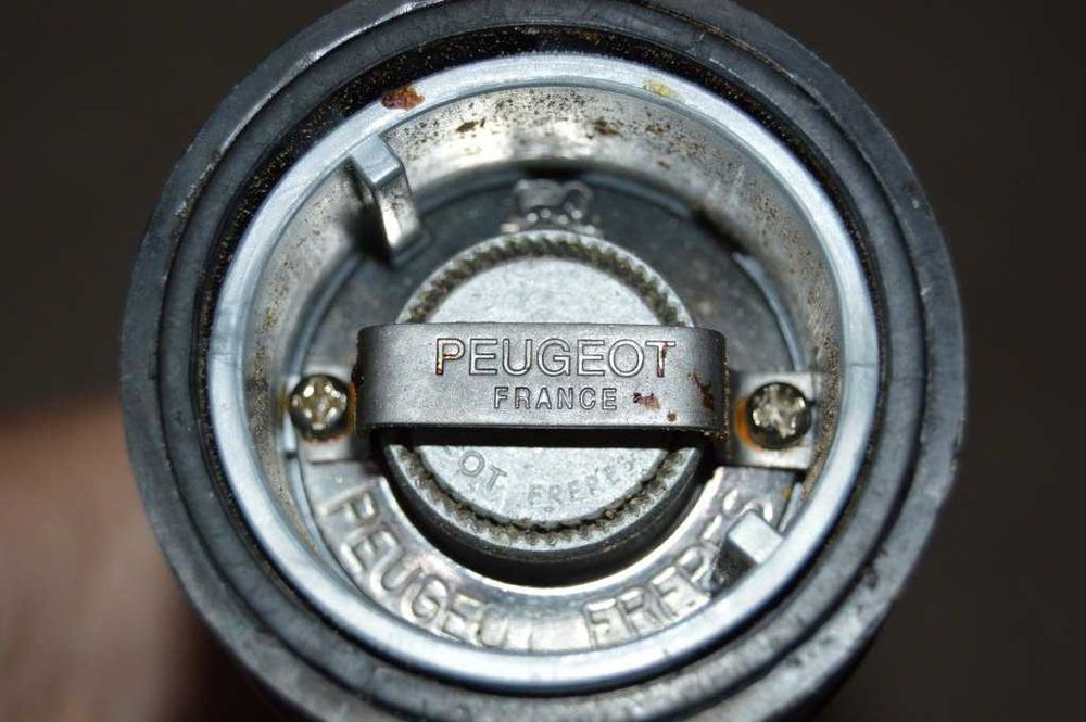 Set rasnite sare piper Peugeot Mill Chateauneuf Black Wood