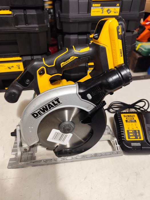 Като НОВ  безчетков ръчен циркуляр Девалт DeWALT DCS565 комплект