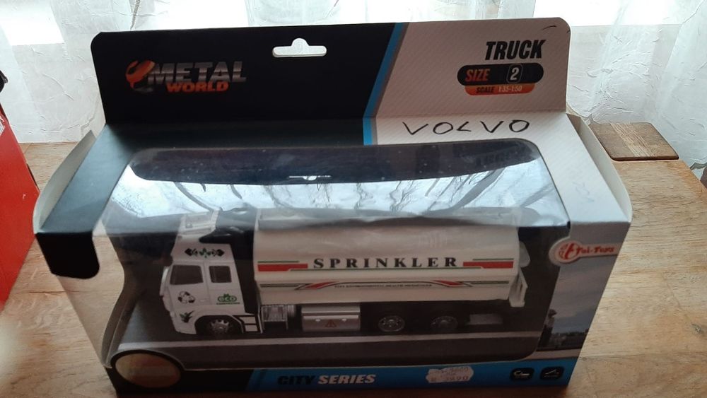 Cisternă de jucărie metalică sprinkler.