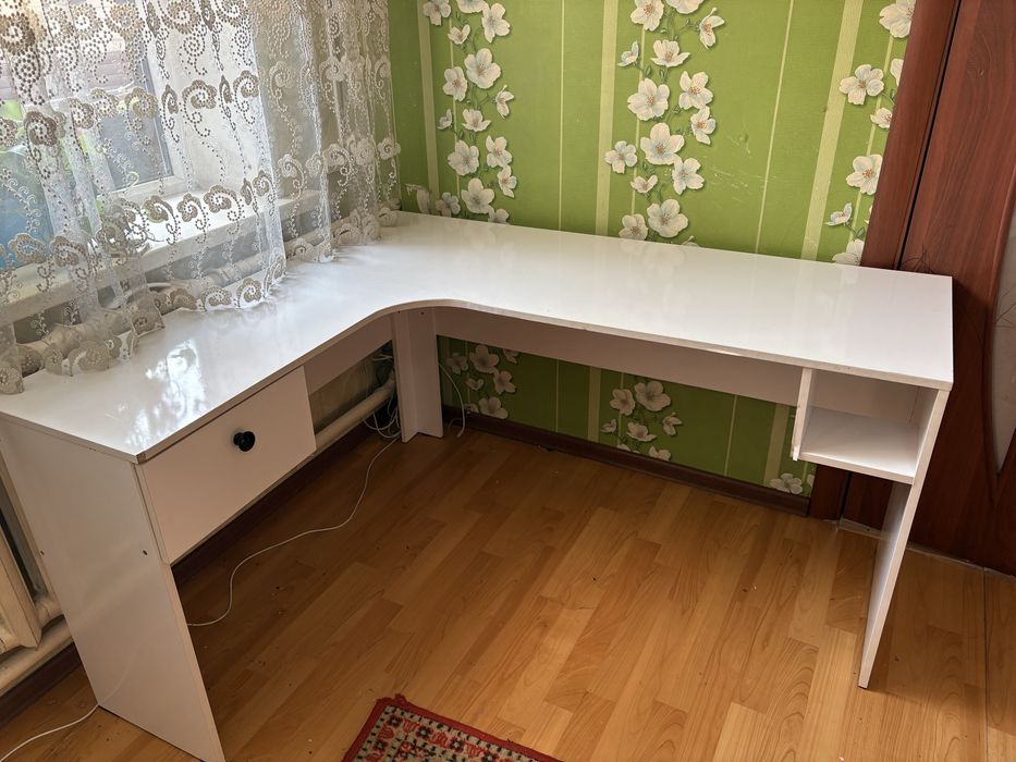 Продается белый стол