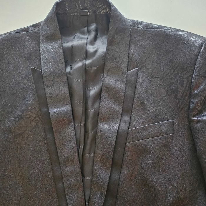 Продавам оригинален костюм