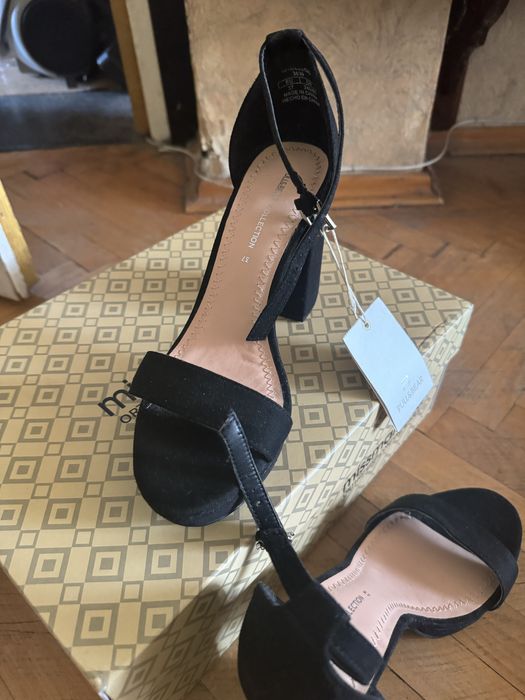 Велурени сандали на висок ток