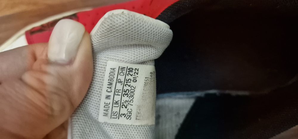 Продам фирменные кроссовки на мальчика