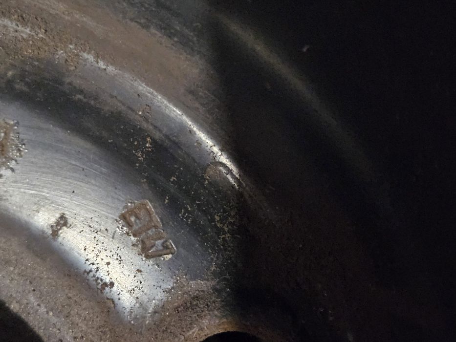 Метални оригинални джанти със зимни гуми на тях