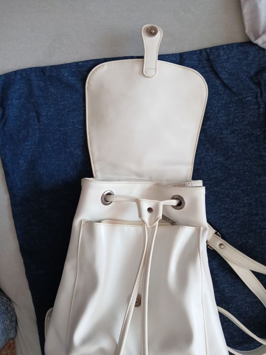 Бяла кожена раница