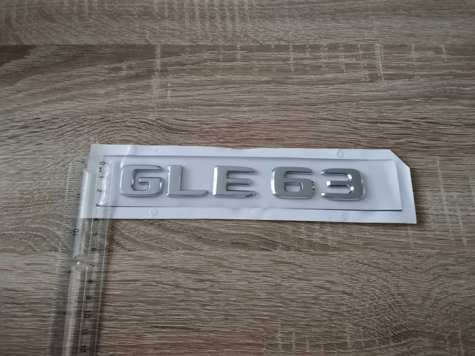 сребрист надпис Mercedes Benz GLE 63