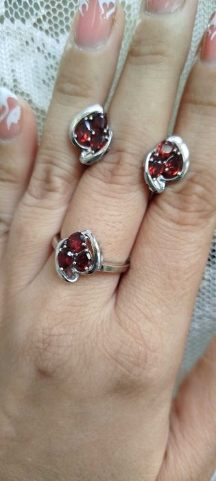 В наличии красивые украшения из серебра шикарного качества