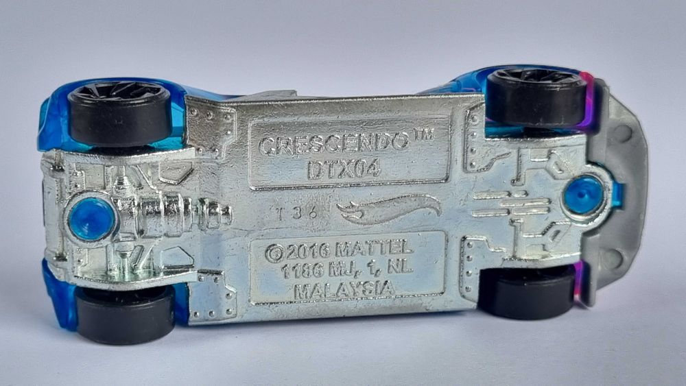 Продавам метална количка 2016 Hot Wheels Crescendo Blue X-Racers 1:64