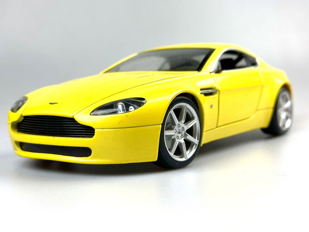 Hot wheels aston store martin v8 vantage