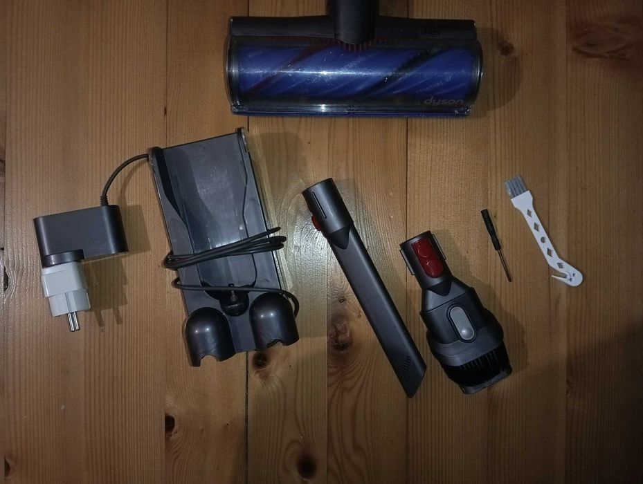 Отлична Dyson V10 безжична прахосмукачка с нова батерия и аксесоари