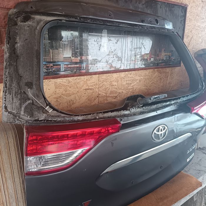 Продам дверь богажника Toyota