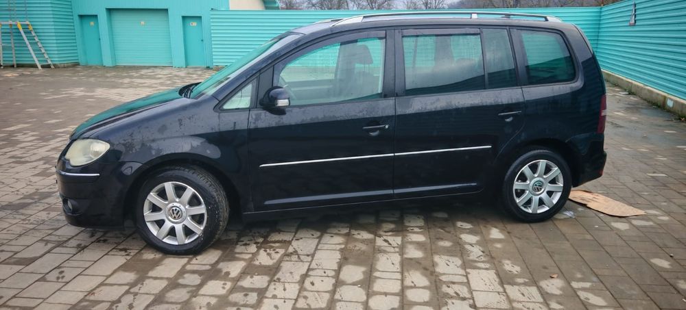 Vând Volkswagen Touran