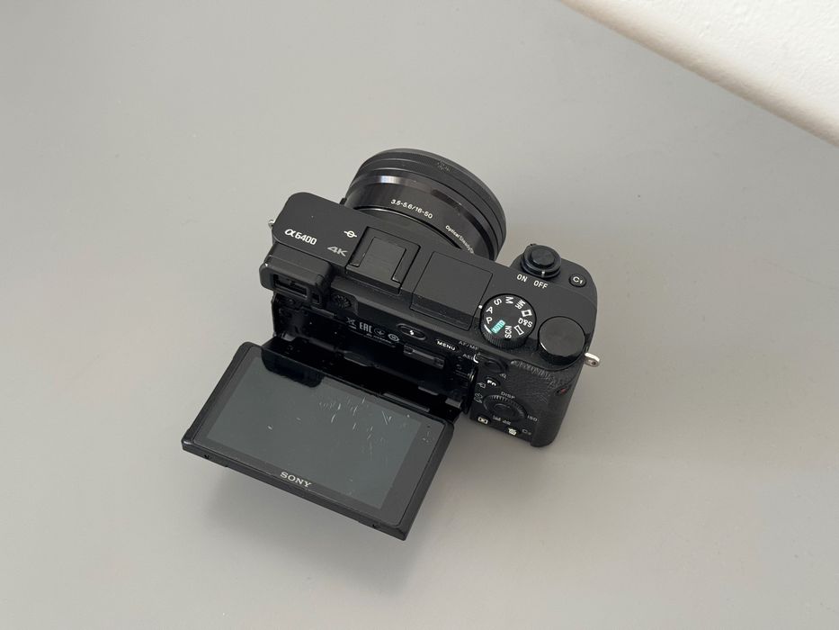 Vand Sony A6400 + obiectiv de kit 16-50mm f/3.5-5.6.