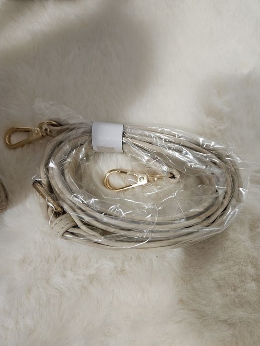 Малка дамска чанта в бежов цвят