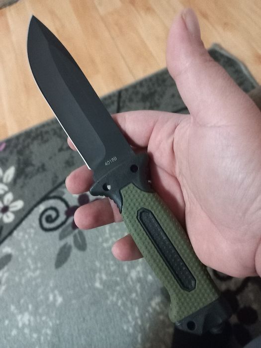 Нож с пластмасова кания