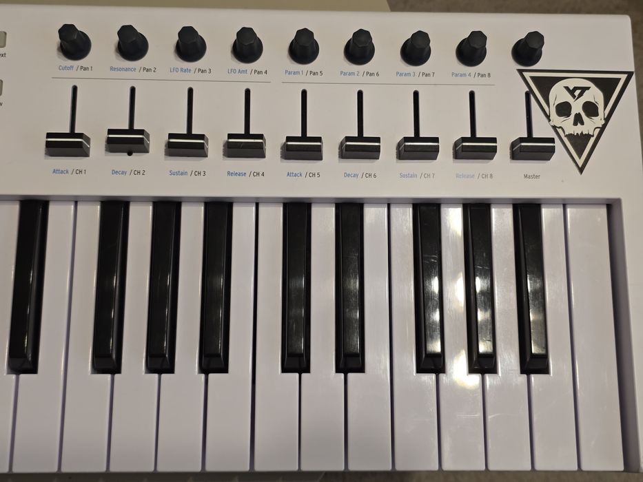 Arturia KeyLab Essential 61 MIDI controller + pedala sustain