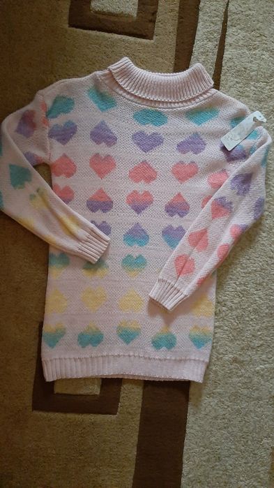 Pulover roz cu inimioare ,nou cu eticheta.