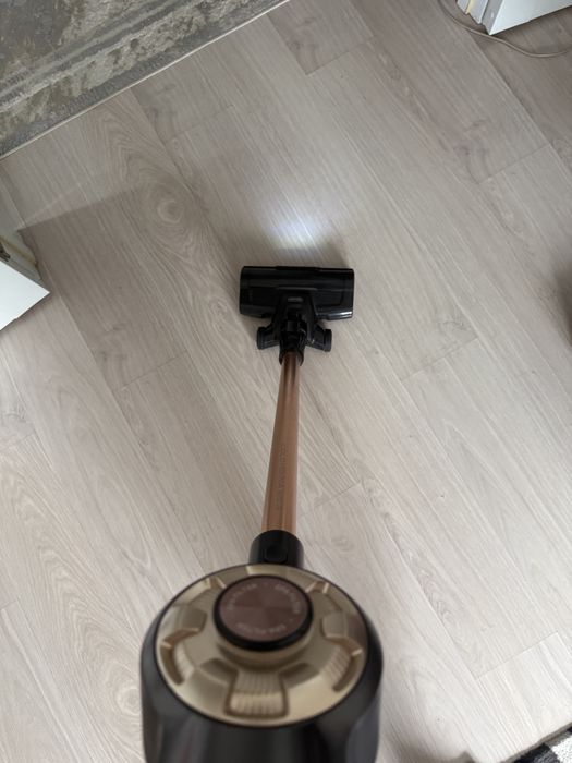 Вертикальный пылесос  delonghi xlm