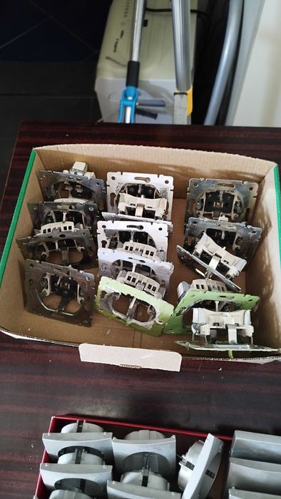 Контакти и ключове LEGRAND еднополюсни девиаторни и сериен